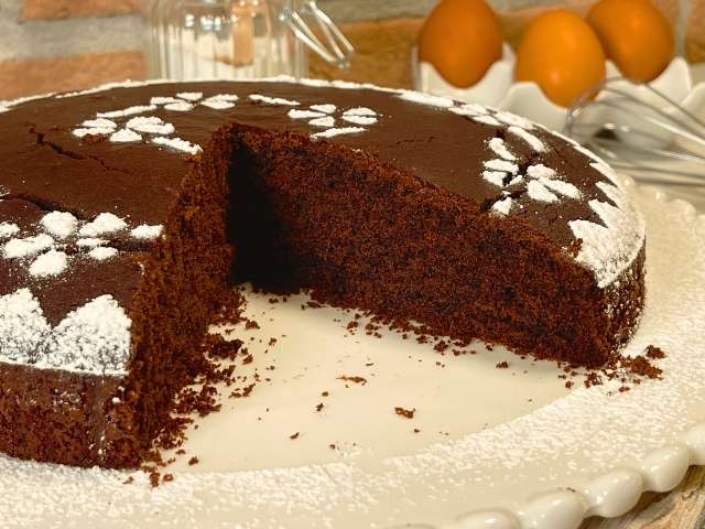 Interno morbido e soffice della torta al cioccolato con farina di riso
