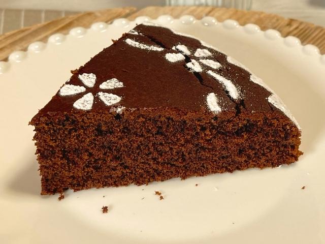 fetta di torta al cioccolato con farina di riso morbida, soffice e genuina