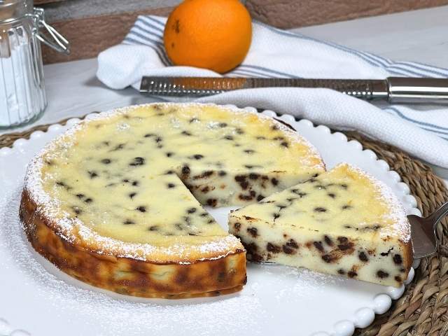 torta ricotta e cioccolato senza glutine spolverata di zucchero a velo