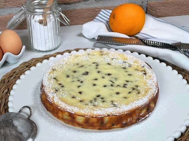 torta ricotta e cioccolato senza glutine spolverata di zucchero a velo pronta da servire