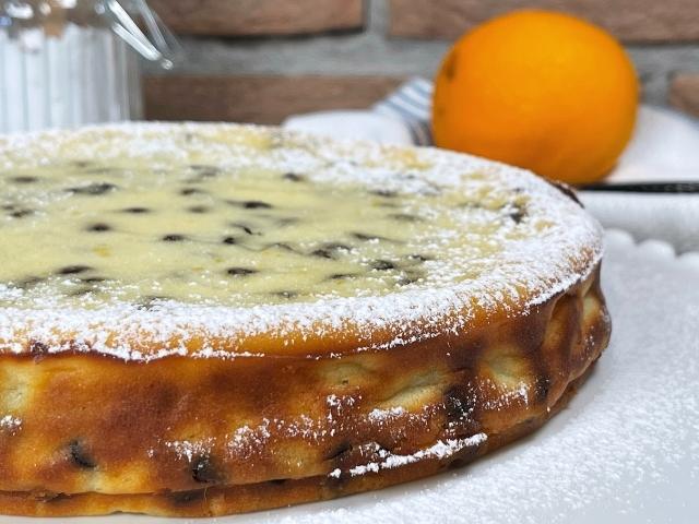 vista laterale della torta ricotta e cioccolato senza glutine spolverata di zucchero a velo