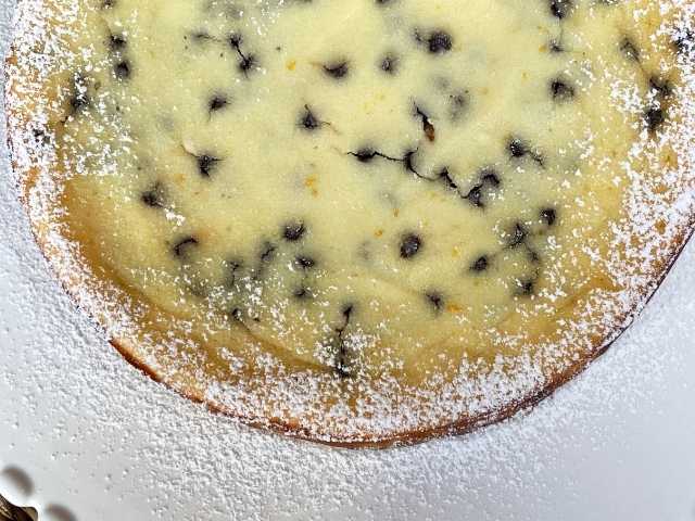 crepe sulla parte superiore della torta ricotta e cioccolato senza glutine con zucchero a velo