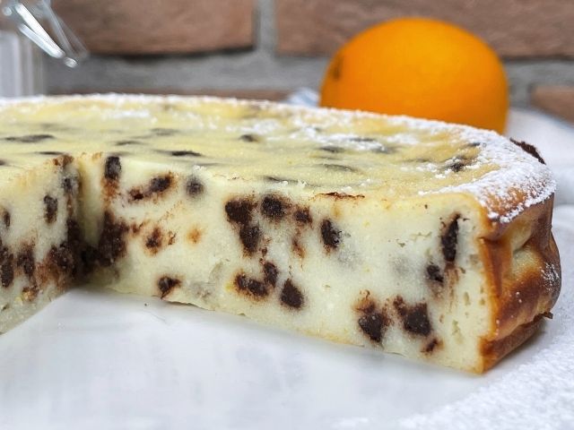 interno morbido e cremoso della torta ricotta e cioccolato senza glutine aromatizzata all'arancia