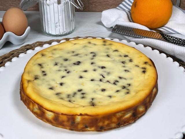 torta ricotta e cioccolato senza glutine prima della decorazione da mettere in frigo o in freezer