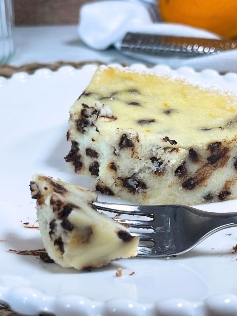 fetta della torta ricotta e cioccolato senza glutine morbida e golosa
