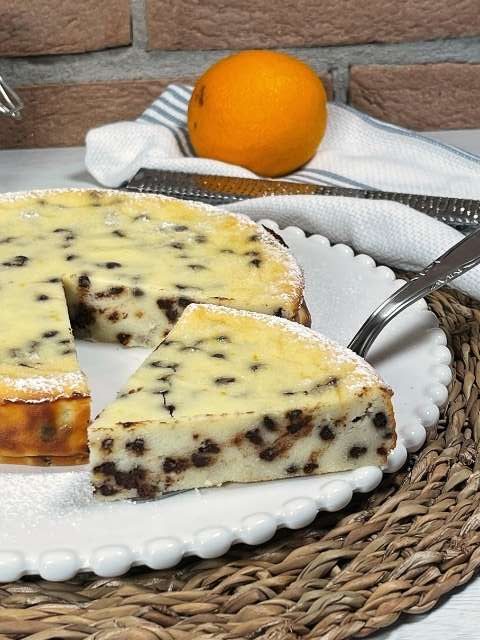 porzione di torta ricotta e cioccolato senza glutine con zucchero a velo