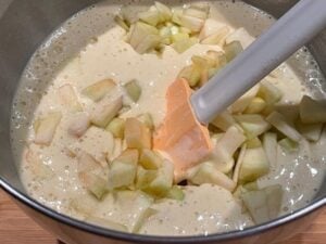 Impasto della torta di mele con mele tagliate a piccoli pezzi