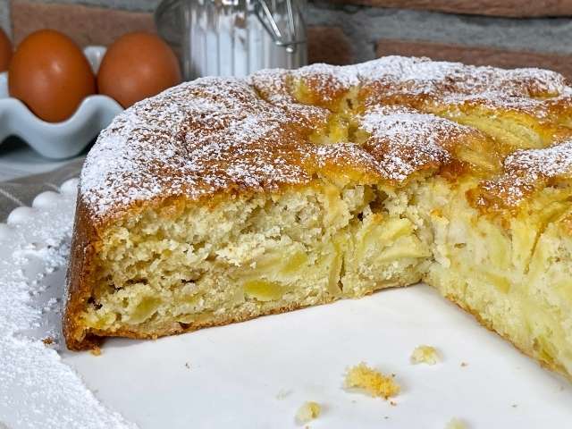 Interno soffice della torta di mele senza glutine