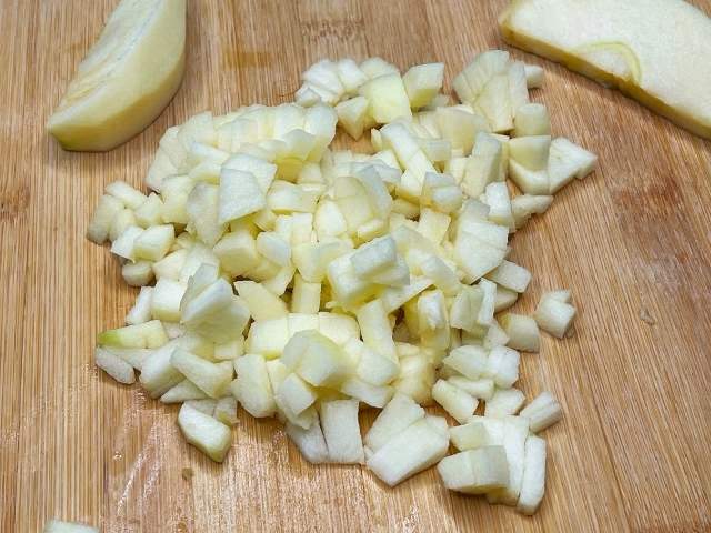 Mele tagliate a piccoli pezzi per la torta di mele