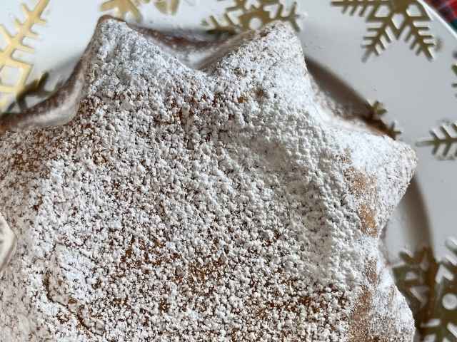 pandoro senza burro dall'alto spolverato di zucchero a velo