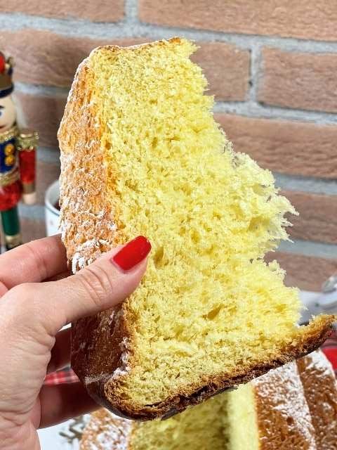 una porzione del pandoro vegano con una perfetta alveolatura interna