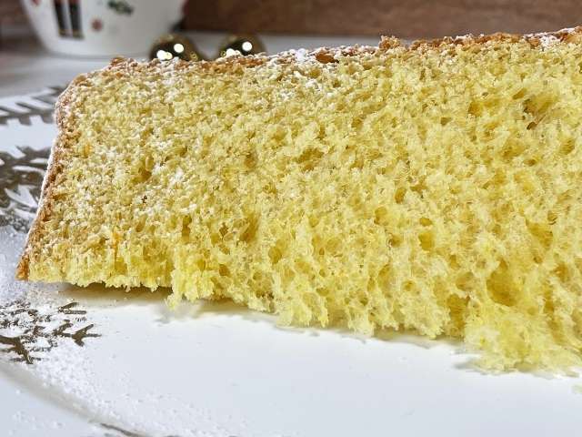fetta di pandoro vegano perfettamente lievitato e sofficissimo