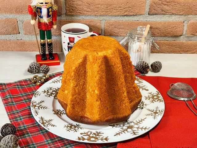 pandoro vegan appena sfornato pronto per essere decorato