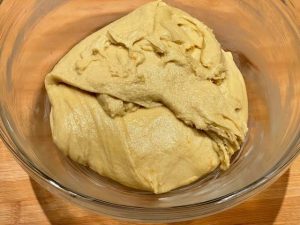 impasto del pandoro vegano nella ciotola pronto per la prima lievitazione