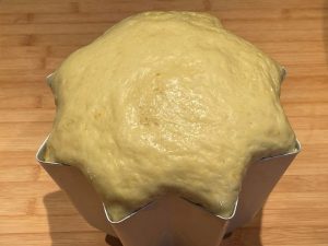 impasto del pandoro vegano dopo la seconda lievitazione