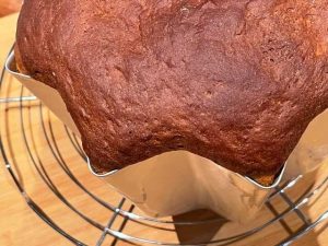 pandoro vegano al termine della cottura nello stampo