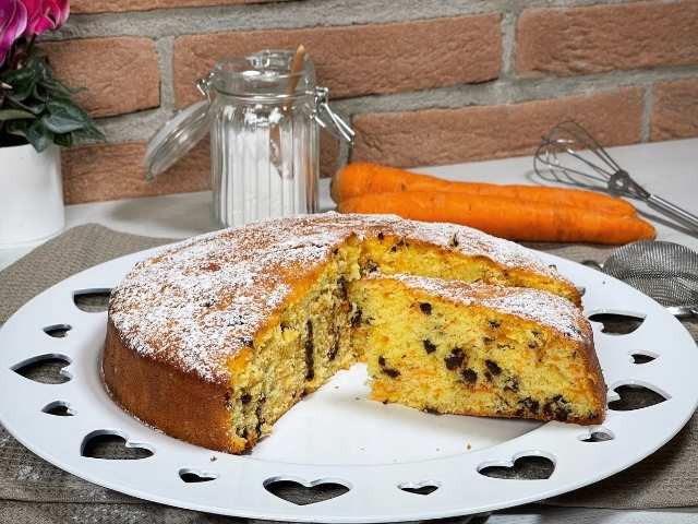 torta di carote e cioccolato soffice e umida con zucchero a velo
