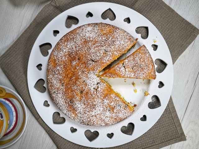 torta di carote e gocce di cioccolato dall'alto spolverata di zucchero a velo