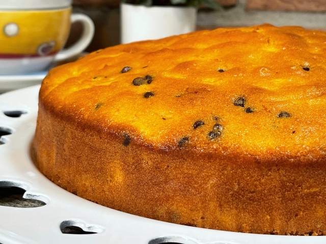 torta di carote con cioccolato appena sfornata pronta da decorare