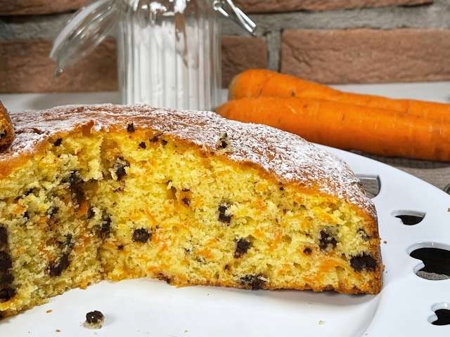 interno della torta di carote con cioccolato morbida e soffice