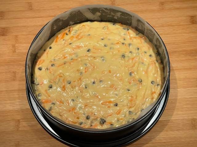 impasto della torta di carote con cioccolato nella tortiera a cerniera pronta da infornare