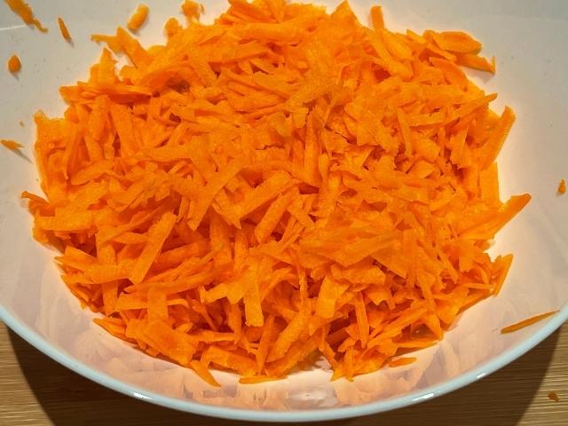 carote grattugiate pronte da aggiungere all'impasto della torta di carote e cioccolato