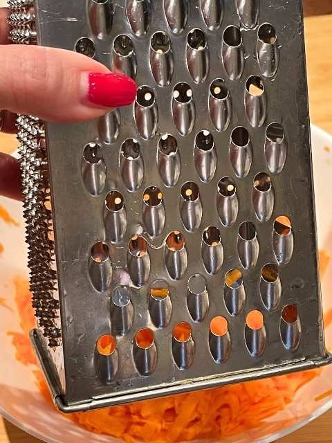 grattugia a fori larghi perfetta per grattugiare le carote per la torta