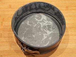 tortiera a cerniera foderata di carta forno per la ricetta torta di mele senza glutine