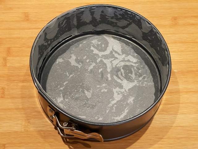 tortiera a cerniera foderata di carta forno per la migliore ricetta torta di mele senza glutine