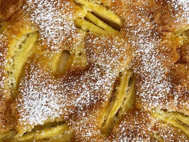 dettaglio della perfetta doratura della torta di mele senza glutine