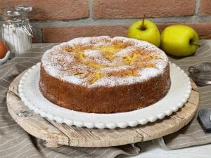 Torta di mele per celiaci senza glutine decorata con zucchero a velo