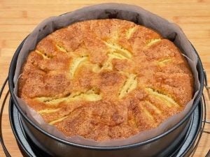 Torta di mele senza glutine appena sfornata