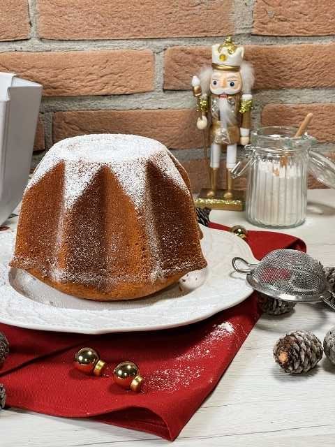torta pandoro sofficissima senza glutine sul piatto da portata
