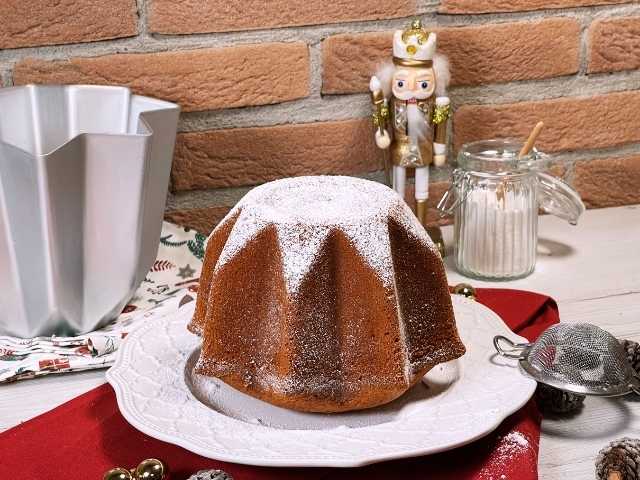 torta pandoro senza glutine dorata spolverata di zucchero a velo