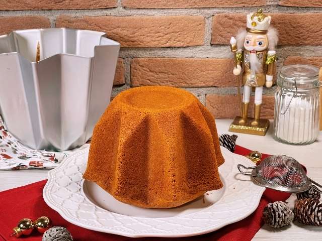 torta pandoro gluten free appena sfornata pronta da decorare con zucchero a velo
