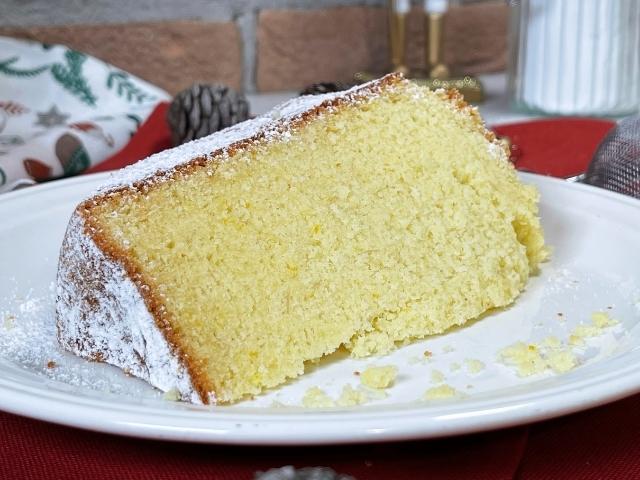 fetta di torta pandoro senza glutine soffice e profumata