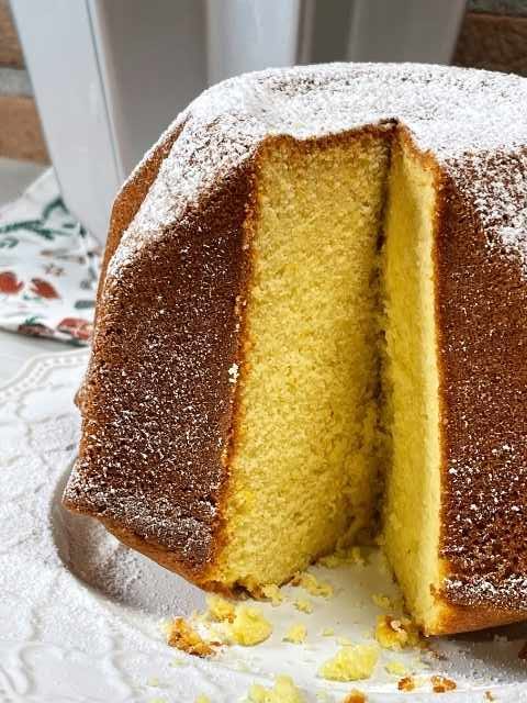 interno della torta pandoro veloce senza glutine sofficissima e burrosa