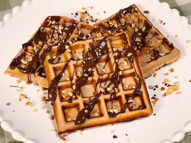 waffle senza glutine morbidi e golosi serviti con cioccolato fuso