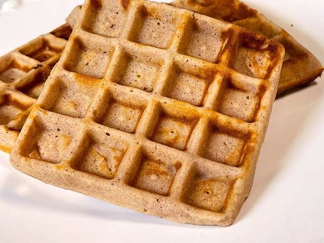 waffle senza glutine appena staccati dalla piastra pronti per essere decorati