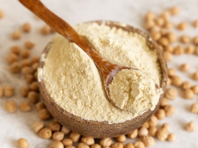 la farina di ceci è un'ottima alternativa per sostituire le uova nei dolci