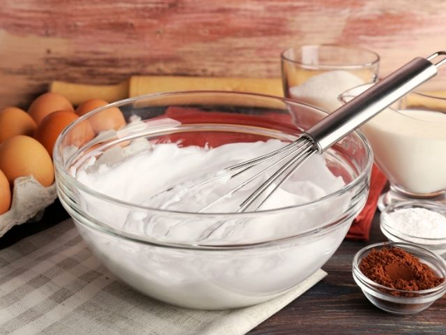 albumi montati a neve che forniscono aria, volume e struttura all'impasto dei dolci