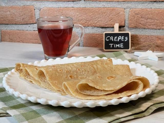 ricetta base delle crepes vegane pronte per essere farcite con ingredienti dolci o salati