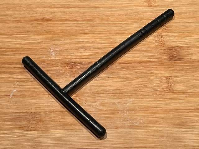 utensile a forma di T per distribuire la pastella delle crepe vegane in cottura