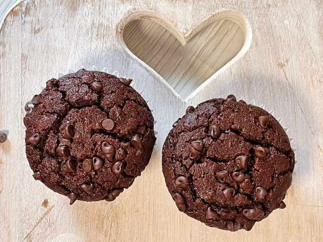 muffin con farina di ceci nella versione al cacao soffici e gustosi