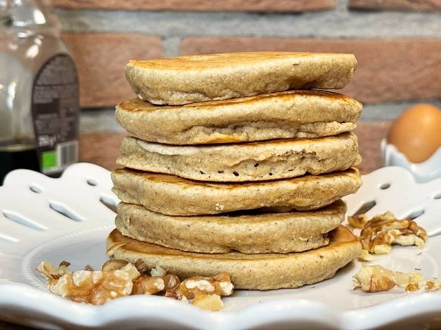 torre di pancake con farina di avena pronti per essere guarniti con sciroppo d'acero