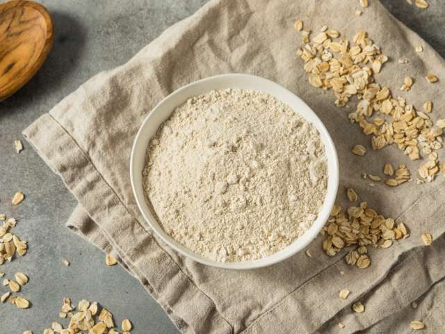 farina di avena ottenuta frullando finemente i fiocchi di avena