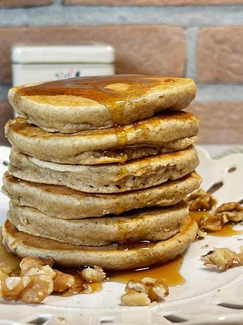 torre di pancake con farina di avena e sciroppo d'acero con noci croccanti