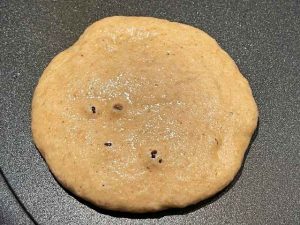 bollicine durante la cottura sulla superficie dei pancake con farina di avena