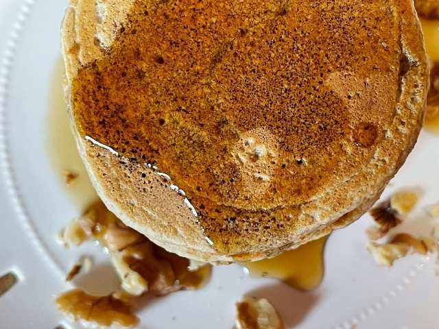 pancakes con farina di avena soffici e gustosi con sciroppo d'acero e frutta secca