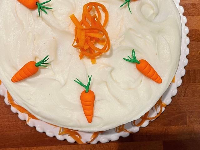 carote in pasta di zucchero fatte a mano per decorare la carrot cake